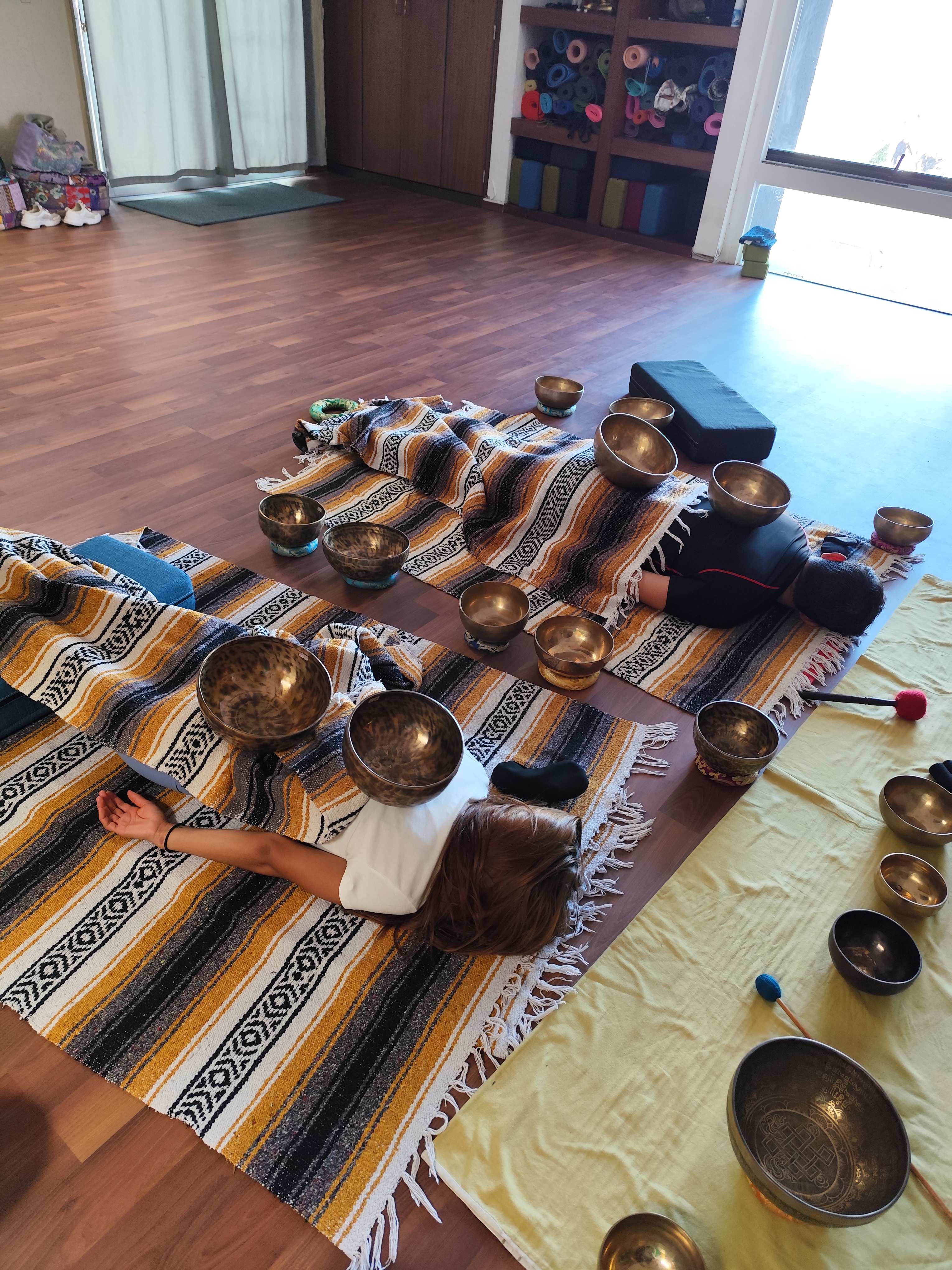 Sesión de cuencos tibetanos con vibración corporal