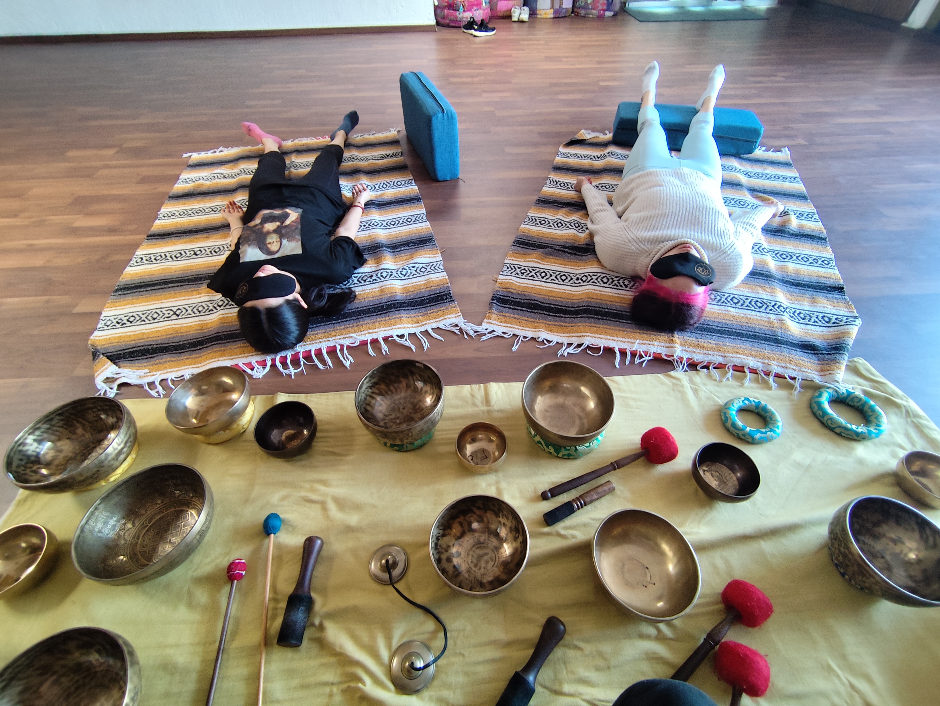 Preparación de sesión grupal con cuencos tibetanos